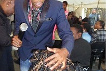 (Photos) Afrique du Sud : Un pasteur fait manger des cheveux à ses fidèles