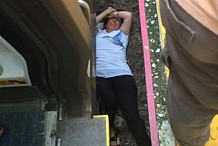Elle tombe et reste coincée sous un train