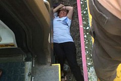 Elle tombe et reste coincée sous un train Elle tombe et reste coincée sous un train