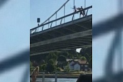 (Vidéo) Jeté d’un pont alors qu’il ne sait pas nager