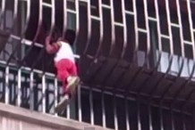 (Vidéo) La tête coincée dans le balcon, l'enfant pend dans le vide