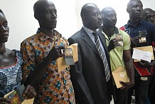 Côte d'Ivoire: remise de cartes bancaires aux ex-combattants  