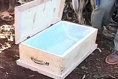 (Vidéo) Kenya: Un bébé se réveille lors de son enterrement