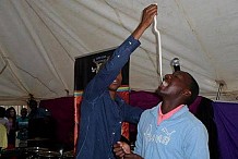 (Photo) Un pasteur fait avaler des serpents vivants à ses fidèles lors des séances de délivrance