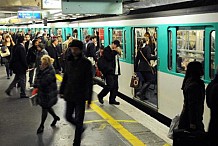 Paris: Un SDF distribue son CV dans le métro, il est partagé sur Internet des milliers de fois