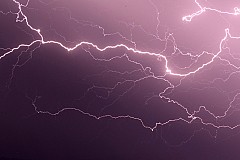La probabilité d’être frappé par la foudre au Canada est de moins d’une chance sur un million... La probabilité d’être frappé par la foudre au Canada est de moins d’une chance sur un million...