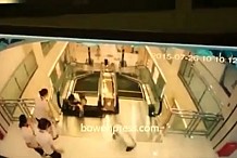(Vidéo) Chine : elle sauve son enfant avant d'être broyée par un escalier roulant