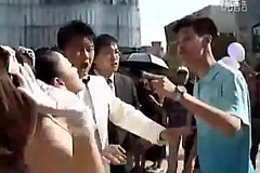 (Vidéo) Elle découvre que son époux est gay le jour du mariage.
(Vidéo) Elle découvre que son époux est gay le jour du mariage.
