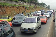 2 Plateaux: Une jeune fille se jette d'un taxi en pleine circulation 2 Plateaux: Une jeune fille se jette d'un taxi en pleine circulation