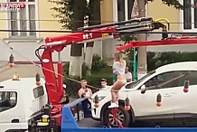 (Vidéo) Russie: Elle réalise un strip-tease dans la rue pour éviter l’enlèvement de sa voiture par la fourrière