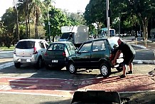 (Vidéo) Ce cycliste déplace à mains nues une voiture garée sur une piste cyclable