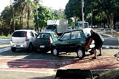 (Vidéo) Ce cycliste déplace à mains nues une voiture garée sur une piste cyclable (Vidéo) Ce cycliste déplace à mains nues une voiture garée sur une piste cyclable