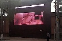 Chine : un écran publicitaire diffuse du porno dans la rue