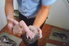 Chine: Un nouveau-né abandonné dans les toilettes Chine: Un nouveau-né abandonné dans les toilettes