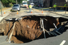 New York : Affaissement de terrain spectaculaire dans une rue