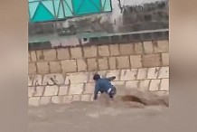 (Vidéo) Yémen: Un enfant sauvé in extrémis durant une inondation