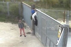 (Vidéo) Espagne: Il se débarrasse de son chien en le jetant par dessus la grille du refuge
