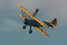 Il vole debout sur l’aile d’un avion pour son 90ème anniversaire