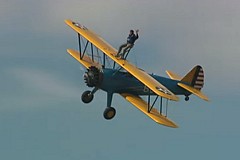 Il vole debout sur l’aile d’un avion pour son 90ème anniversaire