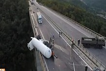 (Vidéo) Bulgarie: Un camion reste suspendu dans le vide à 128 mètres de hauteur 