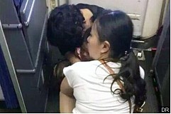 Une mère de famille mise sur liste noire pour avoir laissé son enfant déféquer dans un avion Une mère de famille mise sur liste noire pour avoir laissé son enfant déféquer dans un avion