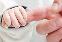 Il écrase dans ses bras son bébé en pleurs jusqu’à ce que ses vertèbres craquent