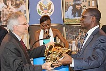  L’ambassade des USA offre un lot d’instruments de musique à l’Université de Cocody
