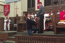 (Vidéo) Texas: Il demande son compagnon en mariage à l'église et est acclamé par les fidèles
