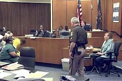 (Vidéo) Il tabasse le meurtrier de sa fille de 3 ans en plein milieu du tribunal 