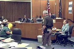 (Vidéo) Il tabasse le meurtrier de sa fille de 3 ans en plein milieu du tribunal (Vidéo) Il tabasse le meurtrier de sa fille de 3 ans en plein milieu du tribunal