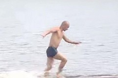 (Vidéo) Le moine qui courait sur l'eau