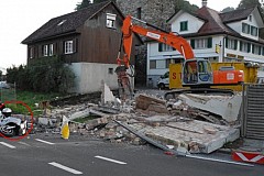 Un mur s'effondre sur un motard qui passait Un mur s'effondre sur un motard qui passait