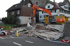 Un mur s'effondre sur un motard qui passait