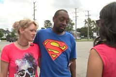 Etats-Unis: Elle fait l'amour à son petit ami inconscient sur le parking d'un supermarché Etats-Unis: Elle fait l'amour à son petit ami inconscient sur le parking d'un supermarché