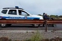 (Vidéo) Des policiers en voiture poussent un homme sur un fauteuil roulant