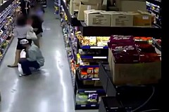 (Vidéo) Etats-Unis : Il filme sous la jupe d'une jeune femme dans un supermarché (Vidéo) Etats-Unis : Il filme sous la jupe d'une jeune femme dans un supermarché
