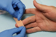 Elle tranche avec ses dents le doigt de la maîtresse de son mari Elle tranche avec ses dents le doigt de la maîtresse de son mari