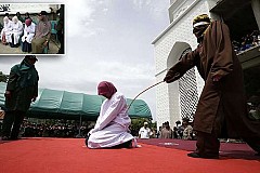 (Photos) Indonésie : Flagellés publiquement pour avoir eu des relations sexuelles avant le mariage (Photos) Indonésie : Flagellés publiquement pour avoir eu des relations sexuelles avant le mariage