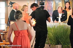 (Vidéo) Sa chemise prend feu pendant qu'il filme un mariage