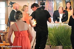 (Vidéo) Sa chemise prend feu pendant qu'il filme un mariage (Vidéo) Sa chemise prend feu pendant qu'il filme un mariage