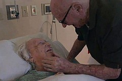 (Vidéo) Il chante une chanson d’amour pour sa femme à l’hôpital (Vidéo) Il chante une chanson d’amour pour sa femme à l’hôpital
