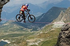 (Vidéo) Il parcourt 18 mètres en VTT sur un fil au-dessus d'un gouffre (Vidéo) Il parcourt 18 mètres en VTT sur un fil au-dessus d'un gouffre