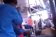 (Vidéo) Réfusant de céder sa place à une personne âgée, elle se fait frapper (Vidéo) Réfusant de céder sa place à une personne âgée, elle se fait frapper