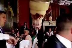 (Vidéo) La pièce montée s'écrase sous les yeux de la mariée (Vidéo) La pièce montée s'écrase sous les yeux de la mariée