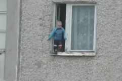 (Vidéo) La terrifiante vidéo d’un enfant jouant sur le rebord d’une fenêtre au 8ème étage (Vidéo) La terrifiante vidéo d’un enfant jouant sur le rebord d’une fenêtre au 8ème étage