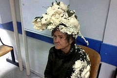 Elle confond la bombe de mousse à cheveux avec celle de la mousse isolante Elle confond la bombe de mousse à cheveux avec celle de la mousse isolante