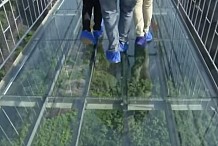 (Vidéo)  Un pont en verre à 300 m au-dessus du vide