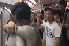 (Vidéo) La demande en mariage d'un couple gay émeut le Web chinois