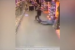 (Vidéo) Un voleur stoppé par un tacle glissé dans un supermarché



