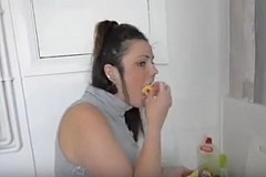 Son repas préféré : Des éponges de cuisine au goût du liquide vaisselle Son repas préféré : Des éponges de cuisine au goût du liquide vaisselle
